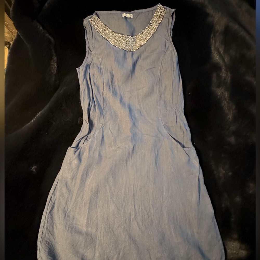 Linen sleeveless dress with elegant neckline and pockets!
Size medium